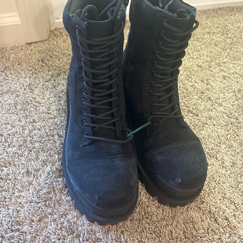 Men’s compact strike boots in black